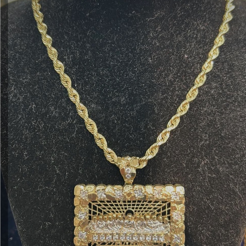 Elegant Gold Pendant Necklace